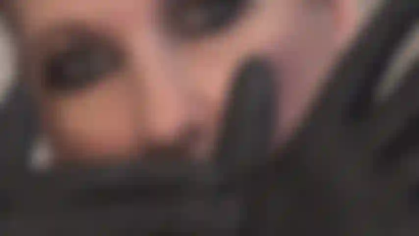 Fetisch für schwarze lederhandschuhe – die handschuhliebhaberin kann ein paar aus der großen sammlung wunderschöner lederhandschuhe von herrin vivian bewundern.