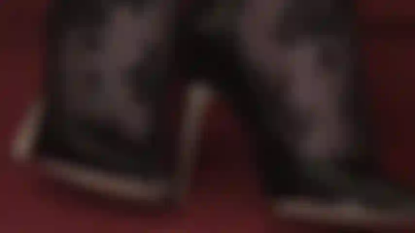 Verliebt in die absätze der herrin – wunderschöne, glänzende schwarze lackpumps, die herrin verlangt von dir, sie zu küssen und zu lecken. Reinige sie von oben bis unten, spüre das glatte obermaterial auf deiner zunge, wie der absatz in deinen mund gleitet … schiebe jetzt deinen schwanz zwischen schuh und fuß und l.