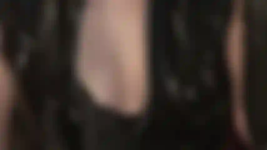 Sie träumen von den unglaublichen brüsten ihrer göttin ... Wie sie mit ihrem sexy dekolleté in einem schwarzen spitzen-bh neckt.