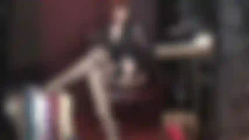 Erotische femdom-strümpfe-verehrung – herrin vivian verwöhnt die liebhaber von strapsstrümpfen und entführt sie in den hauchdünnen nylon-himmel. Sieben paar wunderschöner glänzender nylons warten darauf, die wundervollen beine der herrin zu streicheln.