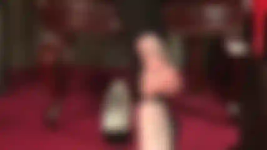 Verehre nackte füße und trampel auf einem dildo herum. Nachdem du an meinen verschwitzten füßen geschnuppert hast, werde ich mein ganzes gewicht auf deinen schwanz und deine eier legen und dich spüren lassen, wie diese unglaublichen nackten füße auf dir herumtrampeln.