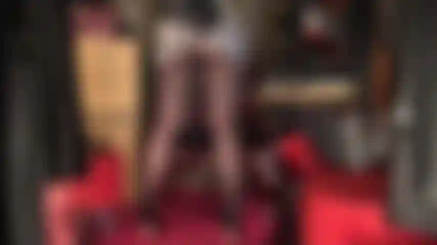 Necke mit einem glänzenden minirock aus silbernem satin, fotografiere unter dem rock und verehre strumpfhosen.