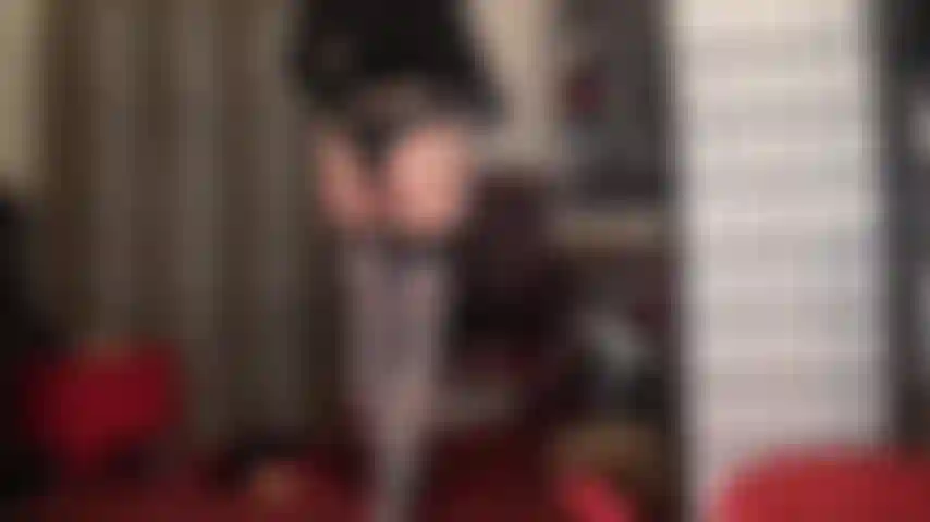 Glänzende blaugraue strümpfe über hautfarbenen strumpfhosen mit blauen schnürstiefeln mit stilettoabsatz.