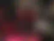 Deine latexgöttin streichelt einen bbc-strapon in ihren gummibehandschuhten händen ...