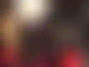 Weißer pelz, schwarzes leder, strap-on-anbetung – deine göttin in schwarzem leder, overknees-stiefeln und weichem weißen pelzmantel hat einen großen schwanz für dein gieriges hurenmaul.