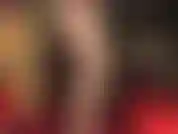 Verführerisches bein-teasen in extra glänzenden goldbraunen strumpfhosen, stilettos und pegging mit einem 20 cm großen schwarzen strapon-schwanz.