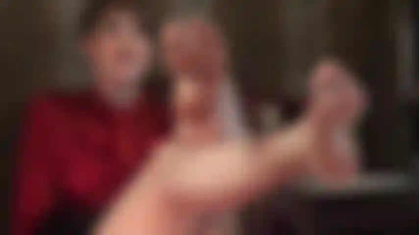 Erstaunliche nackte füße – bewundern sie die weichen sohlen und süßen zehen von herrin vivian, während sie mit ihren füßen wackelt.