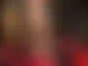 Tolle glänzende nylonbeine in glänzenden goldenen strumpfhosen.