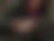 Sie lieben glänzende pvc-jeans wirklich. Geben sie sich ihrem fetisch mit herrin vivian hin, die edel gekleidet ist, mit langhaarperücke, brille, armbändern, seidenschal, nagellack, küssen und lecken der glänzenden hose.