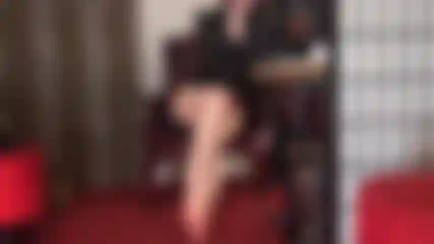 Einer der schönsten hintern und nackte füße – ich weiß, wie schwach du für meinen nackten hintern und meine nackten füße zusammen bist. Ein heißer roter tanga und weiche sohlen – das einzige, was noch besser wäre, wäre ein großer strap-on, der zwischen den fußgewölben baumelt.