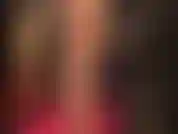 Trage vintage-nylonstrümpfe und strumpfhalter in nude-nähten, sexy high heels, einen massiven weißen strap-on und einen langen schwarzen ledermantel.