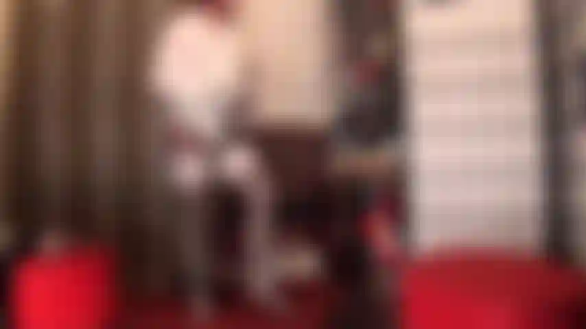 Strapon-dominanz in weißem satin und glänzenden strümpfen über strumpfhosen. Die herrin wird dein gesicht mit ihrem großen weißen schwanz ficken. 10 Die deine kehle hinuntergleiten, sind genau das, was du jetzt brauchst. Spüre, wie meine seidigen nylons dein gesicht streifen.