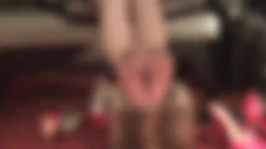 Strumpfhosen-fußfetisch – die schönen hellbraunen strumpfhosensohlen der herrin ruhen auf ihrem fußschemel, umgeben von sexy stilettos.