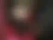 Ein unglaublich sexy latex-outfit zum anmachen – der schöne körper der herrin in latex-bh, tanga, strümpfen und hohen, glänzenden stiefeln.