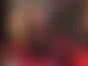 Oooh, sehen sie sich diesen sexy hintern in einem extra glänzenden, engen schwarzen latex-minirock, spitzenstrümpfen und kniehohen stiefeln an.