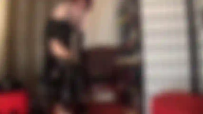 Bewundern sie meine glänzenden kurven im schwarzen pvc-catsuit.