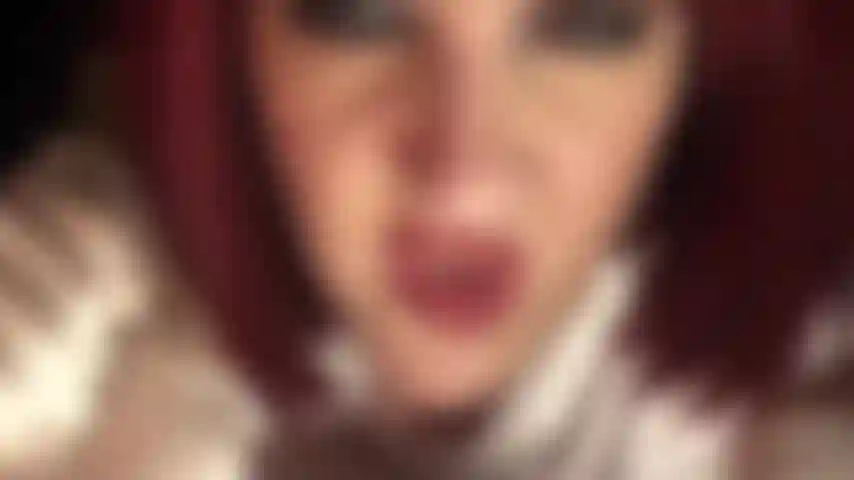 Herrin macht dich schwach für ihre seidig weichen und hochglänzenden satinhandschuhe.