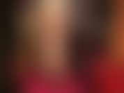 Mit weichen nylonsohlen in glänzenden goldenen strumpfhosen – genießen sie die schönsten beine und füße in glänzenden nylons, die in sexy lederpantoletten hinein- und herausschlüpfen und mit einem in strumpfhosen gekleideten hintern necken.