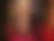 Mit weichen nylonsohlen in glänzenden goldenen strumpfhosen – genießen sie die schönsten beine und füße in glänzenden nylons, die in sexy lederpantoletten hinein- und herausschlüpfen und mit einem in strumpfhosen gekleideten hintern necken.