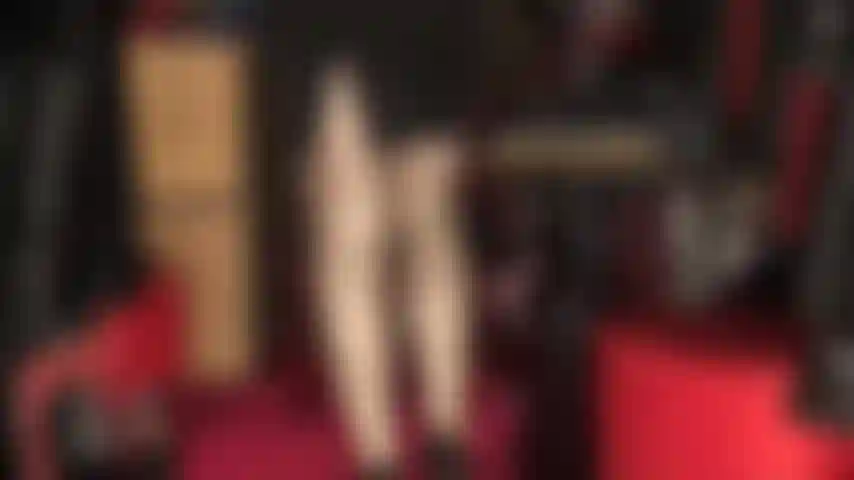 Extrem glänzende strumpfhosenbeine sind ihre größte schwäche.