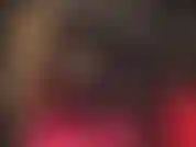 Einen stryker-strapon und 8-zoll-plateau-pantoletten.