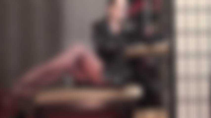 Die kraft der beine von herrin vivian – ihre beine und füße werden sie in die knie zwingen.