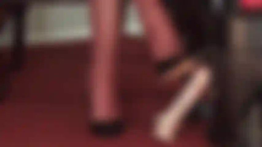 Die sanfte berührung der high heels der herrin ist genau das, was dein sklavenschwanz jetzt begehrt.