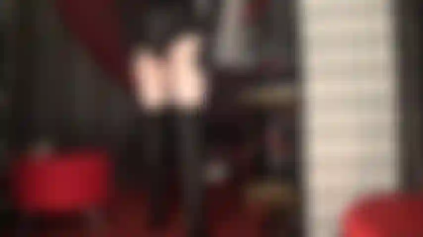 Schwarzes leder, weiße strumpfhosen und ein großer, leckerer schwanz, den du anbeten kannst, meine hure.