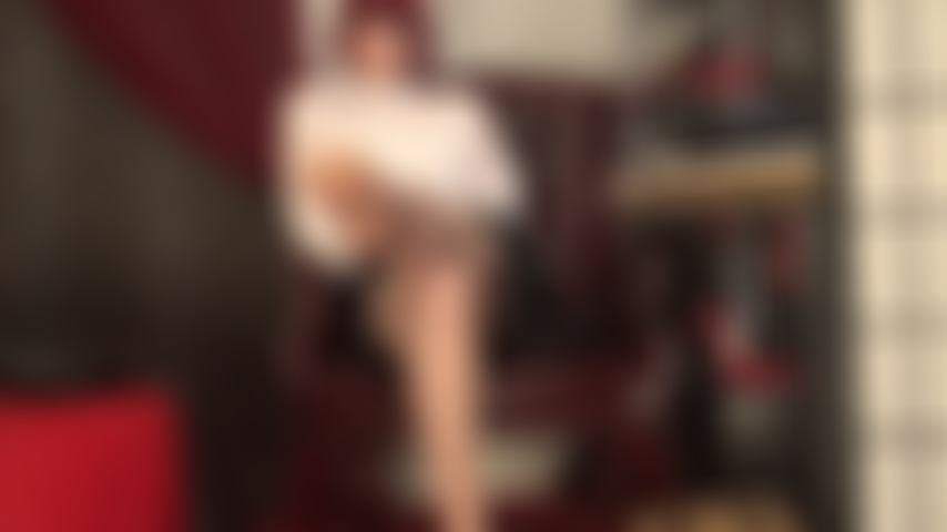 Süchtig nach den wundervollen nackten füßen der herrin – ihre sucht nach den nackten füßen und beinen der herrin ist offensichtlich. Die langsam neckt, genau so, wie die herrin möchte, dass sie das sperma aus ihrem sklavenschwanz herauskitzeln.