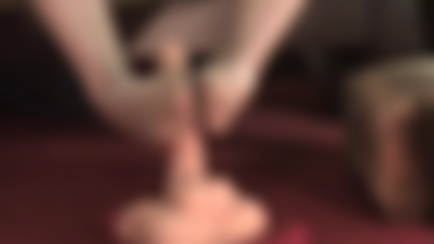 Herrin melkt diesen erigierten schwanz mit ihren glänzenden goldenen strumpfhosenfüßen und viel spucke.