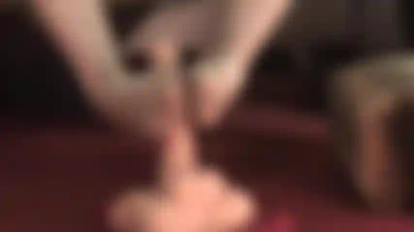 Herrin melkt diesen erigierten schwanz mit ihren glänzenden goldenen strumpfhosenfüßen und viel spucke.