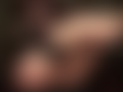 Die perfekte nackte haut, füße, beine und hintern der herrin, berührt von lederhandschuhen.