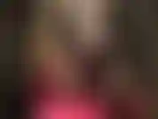 Outfitwechsel von vinyl-tanga-bodysuit, strumpfhose und heels zu sexy schwarzem kleid und riemchenstiefeln.