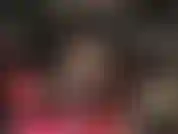 Latexfetischistin, hypno-herrin – deine göttin in glänzendem schwarzem gummi. Deine schwächen werden entblößt. Du kannst nicht anders, als auf mein glänzendes outfit, meine strumpfhosenbeine und meine absätze zu starren.