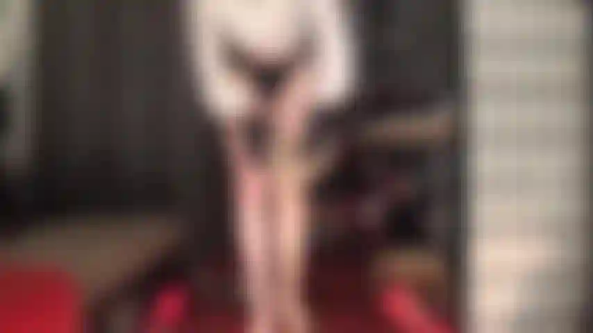 Du verlierst jegliche kontrolle, wenn die glänzende strumpfhose ausgezogen wird und die herrin deine liebe zu ihren nackten füßen, beinen und ihrem hintern ausnutzt. Das langsame und sanfte necken bringt dich immer wieder an den rand der erregung.