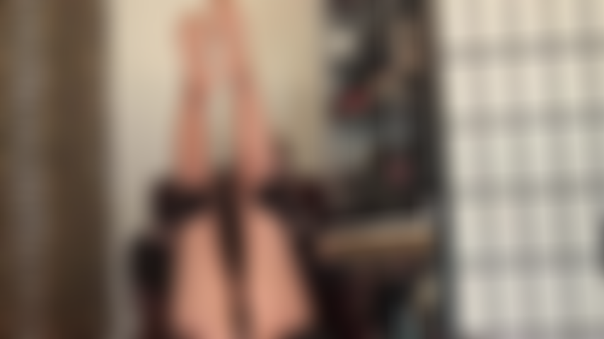 Beine in glänzenden strumpfhosen und hoch erhobene füße.