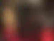 Eine blonde herrin in einem engen, glänzenden pvc-catsuit.