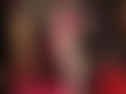 Die mehrere paar glänzende strumpfhosen auszieht und dabei ihre beine und füße in sexy high heels entblößt.