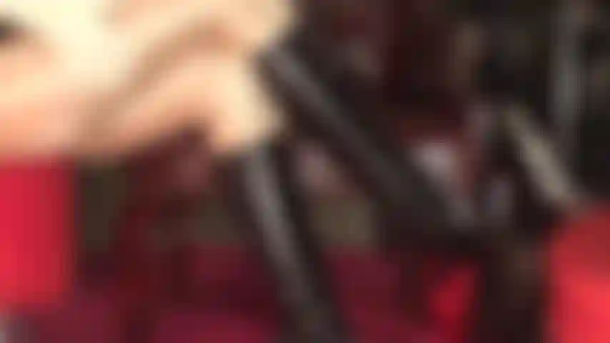 Unwiderstehliche dominanz zwischen überkreuzten strumpfhosenschenkeln, stiefeln und strapon – herrin vivian lockt sie mit ihrem fetisch für überkreuzte nylonbeine und sexy lederstiefel an, um sie bald für ihren großen schwanz zu beugen.