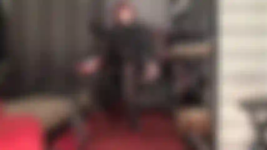 Verführung mit zehenspitzen in schwarzen strapsstrümpfen – eine herrin auf zehenspitzen in nylons ist ein unvergesslicher anblick. Dein herz schlägt jedes mal schneller, wenn sie diese wundervollen zehen beugt und sie langsam in deine richtung richtet.