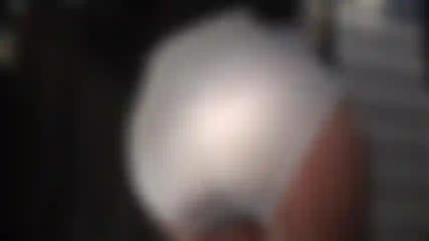 Zusätzliche lichter für zusätzlichen glanz – ihre glänzenden schichten funkeln im hellen licht der kamera … strümpfe, strumpfhosen und hüfthalter, umschmeichelt von handschuhen.