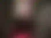 Makellos in blaues und schwarzes latex gekleidet, die herrin weiß, wie sie ihren schmerzenden sklavenschwanz am besten melken kann.