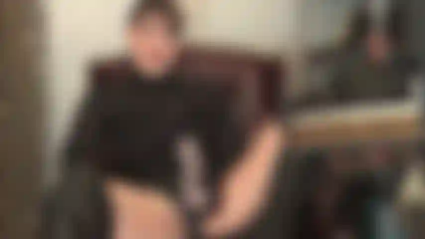 Herrin macht dich mit ihrem großen schwanz geil – sexy kurzes haar und ein großer weißer penis, herrin weiß, wonach du dich jetzt in deinem hals sehnst.