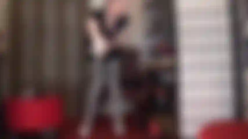 Die nach schwänzen hungert. Du bettelst darum, das dicke fleisch der herrin zu probieren, zu spüren, wie ihre seidigen strümpfe dein gesicht streifen und ihre satinhandschuhe dich bei jedem kräftigen stoß in deine hurenkehle festhalten.