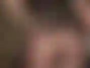 Die ihren arsch von der schwarzen, durchsichtigen strumpfhose bis zum nackten hintern anbetet.