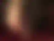 Schwarz oder nackt? – Fußfetisch mit einem fuß in einer hauchdünnen hautfarbenen strumpfhose, während der andere einen glänzenden schwarzen strumpf trägt.