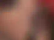 Wunderschöne dunkelrote lippen und eine zunge, die langsam über einen glänzenden metallstiletto gleitet, während die blauen augen der herrin sie anstarren und mit einem wunderschönen lächeln hypnotisieren, das ihr herz zum schmelzen bringt.