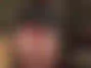 Die den perfekten runden hintern der herrin in einem ledermini und einem glänzenden lycra-bodysuit darunter sowie einer glänzenden strumpfhose verehrt.