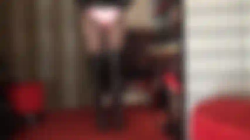 Satinhöschen und lederrock – herrin vivian neckt den höschenliebhaber mit upskirt-blicken auf ein glänzendes paar rosa satinunterwäsche.