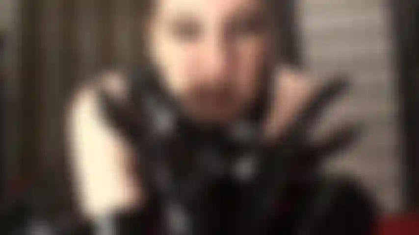 Harter strapon-fick in schwarzem latex – glatte gummihandschuhe dringen in deine ficklöcher ein, wandern in deine kehle, während der schwarze schwanz der herrin deinen sklavenarsch zerstört.